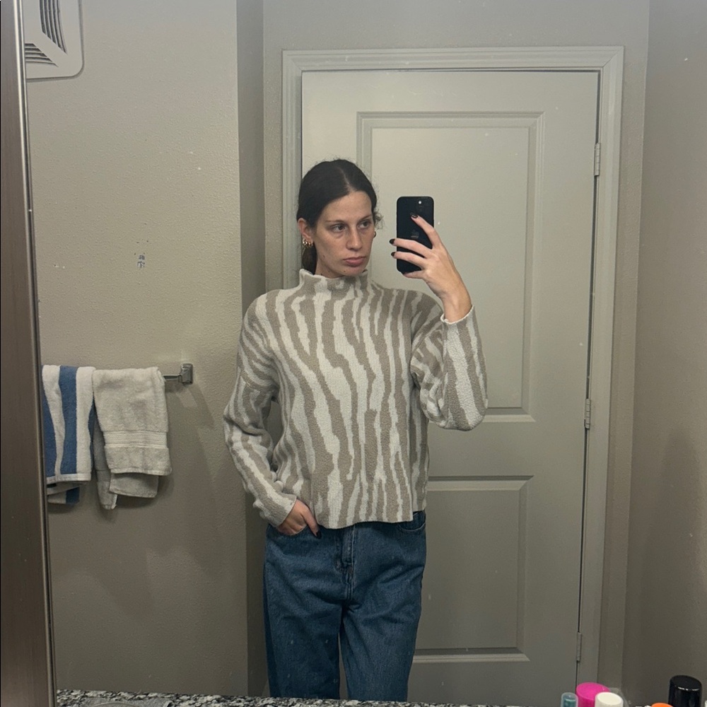 Stylish Zebra Pattern Sweater
Fleece